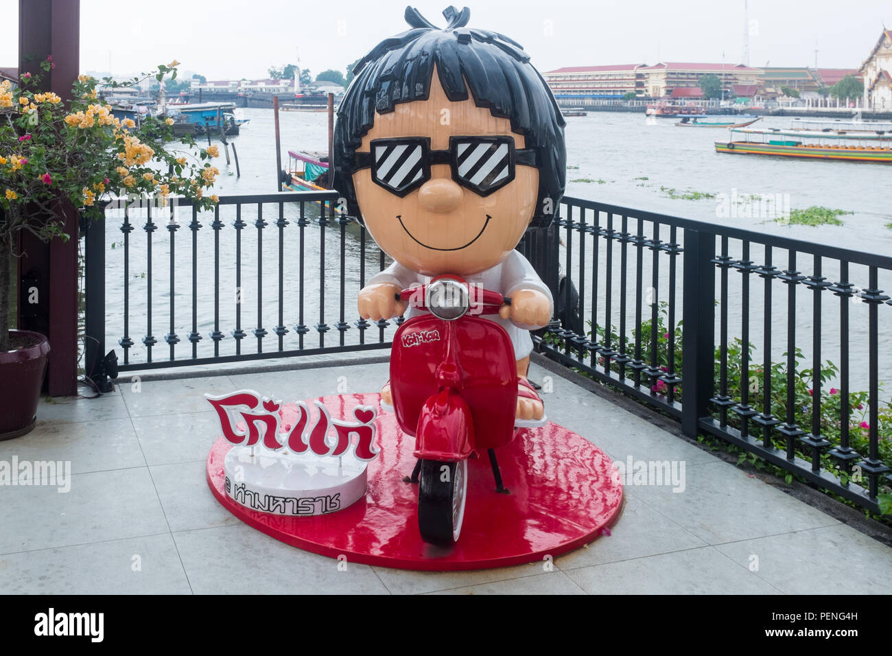 Großes Modell der weiblichen Comicfigur auf Scooter außerhalb des Shops in Bangkok, Thailand Stockfoto