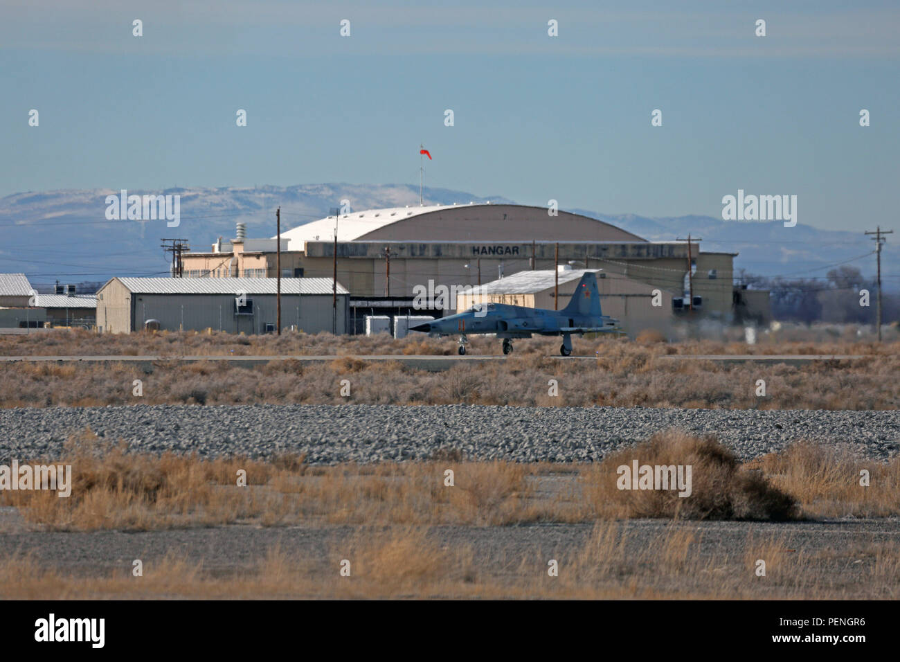 FALLON, Nev (11. Januar 2016) Eine F-5 Tiger II, den Heiligen von Jagdgeschwader Composite (VFC) 13 Taxis an Bord Naval Air Station Fallon befestigt. (U.S. Marine Foto von Mass Communication Specialist 1. Klasse Joseph R. Vincent/Freigegeben) Stockfoto