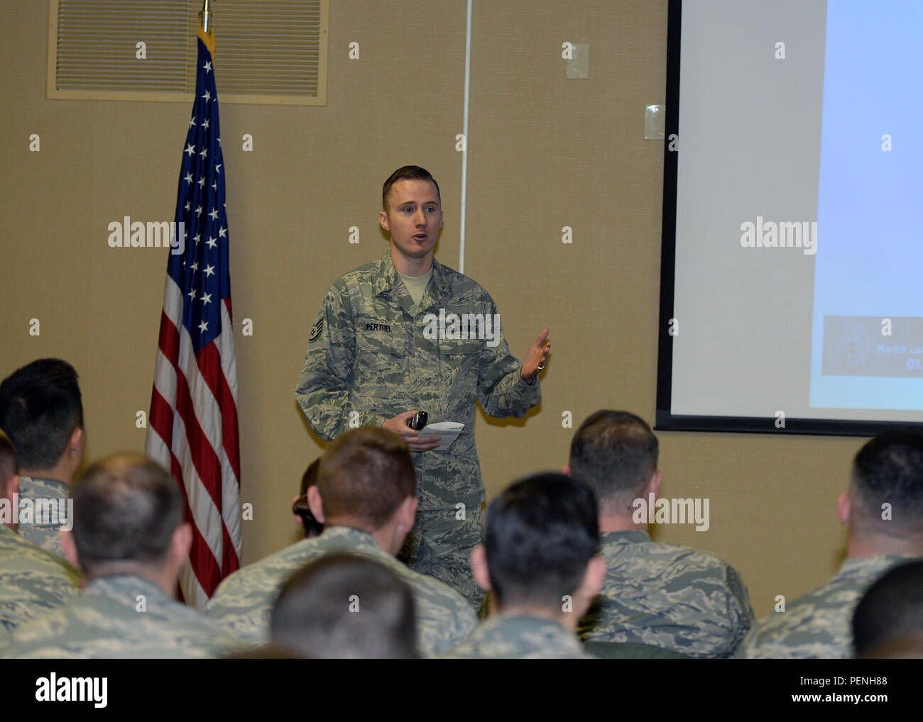 Staff Sgt. Erik Perthel, 28. Medizinische Maßnahmen Squadron öffentliche Gesundheit Techniker, spricht über Martin Luther King, Jr. Tag der Einhaltung in Ellsworth Air Force Base, S.D., Jan. 12, 2016. Rund 59 Flieger nahmen an der Unterrichtung die Bedeutung hinter den Urlaub zu erfahren. (U.S. Air Force Foto von Airman Sadie Colbert/Freigegeben) Stockfoto