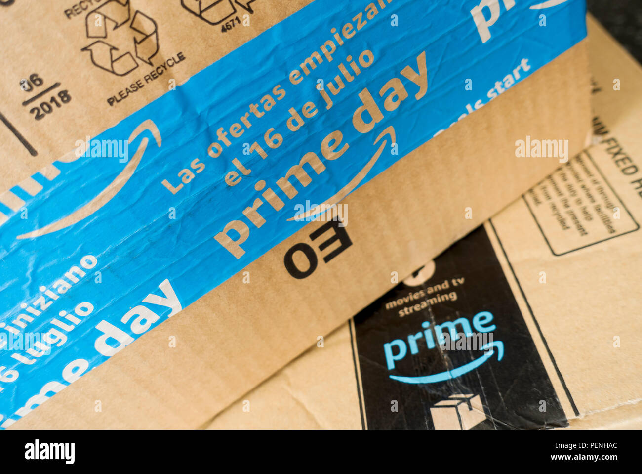 Nahaufnahme von Amazon Prime Box Packages Lieferung England Großbritannien  GB Großbritannien Stockfotografie - Alamy
