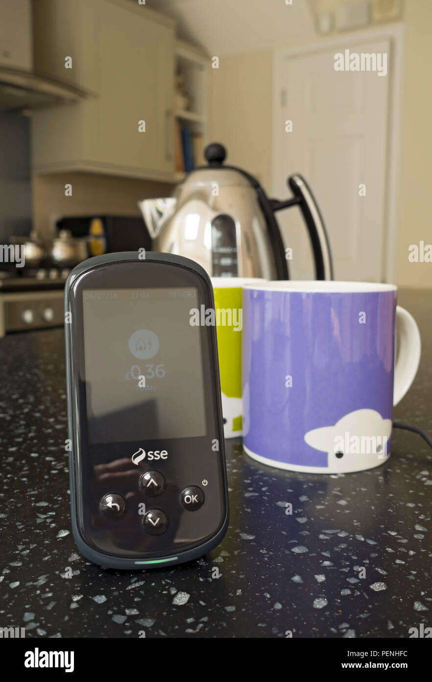 Nahaufnahme des intelligenten Zählers des SSE Smart Meter für Strom und Gas mit zwei Brennstoffen auf Küchenarbeitsplatte England Großbritannien Großbritannien Großbritannien Großbritannien Großbritannien Großbritannien Großbritannien Großbritannien Großbritannien Großbritannien Großbritannien Großbritannien Großbritannien Großbritannien Großbritannien Großbritannien Großbritannien Großbritannien Großbritannien Stockfoto