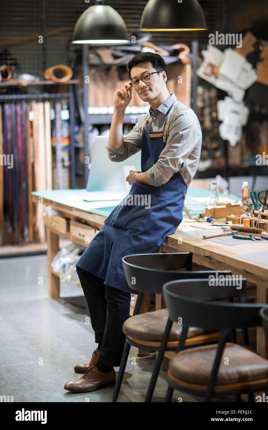 Portrait von zuversichtlich Leder Handwerker im Studio Stockfoto