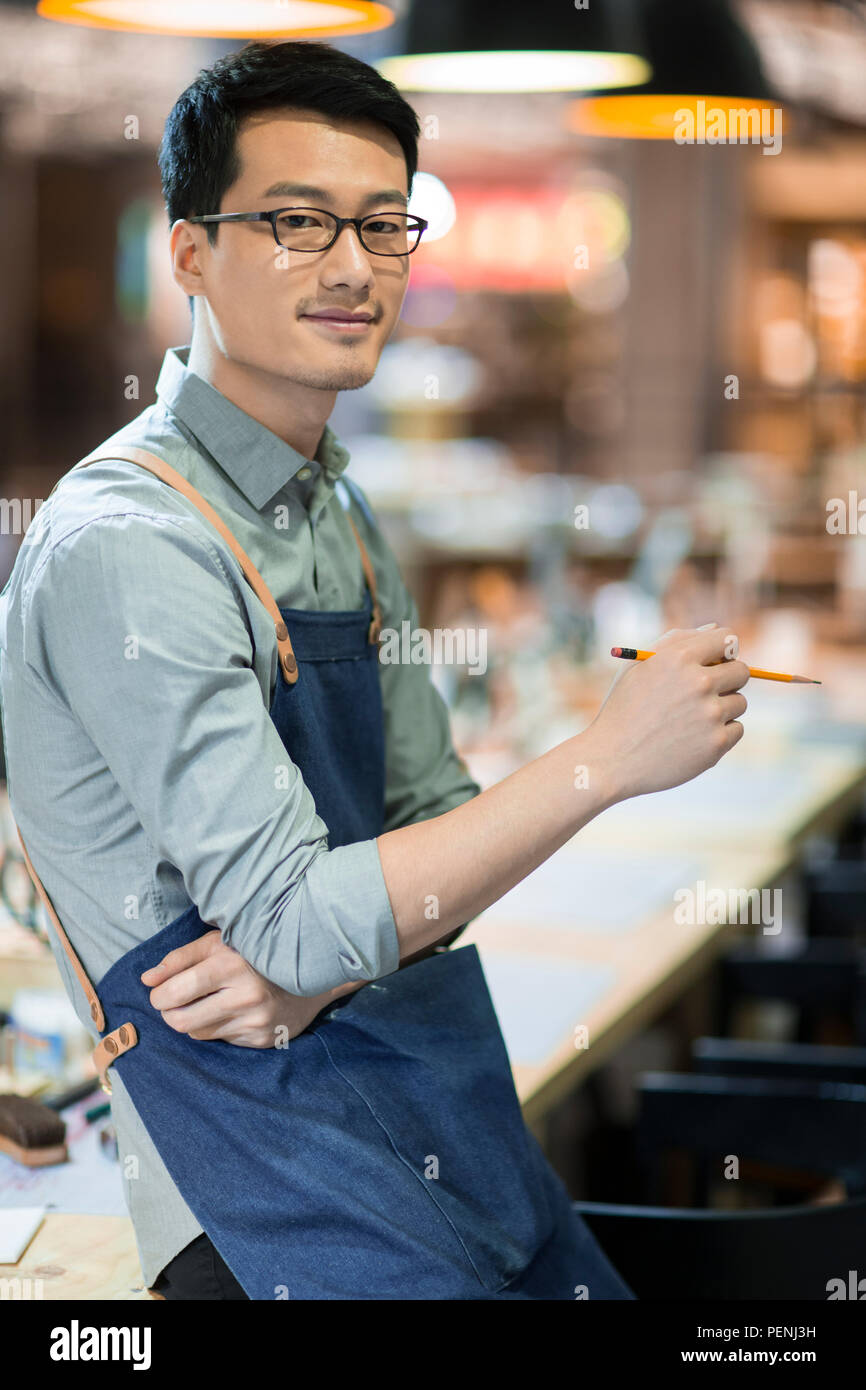 Portrait von zuversichtlich Leder Handwerker im Studio Stockfoto