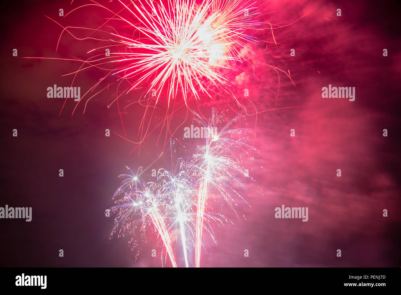 Buntes Feuerwerk in verschiedenen Farben über Nachthimmel Stockfoto