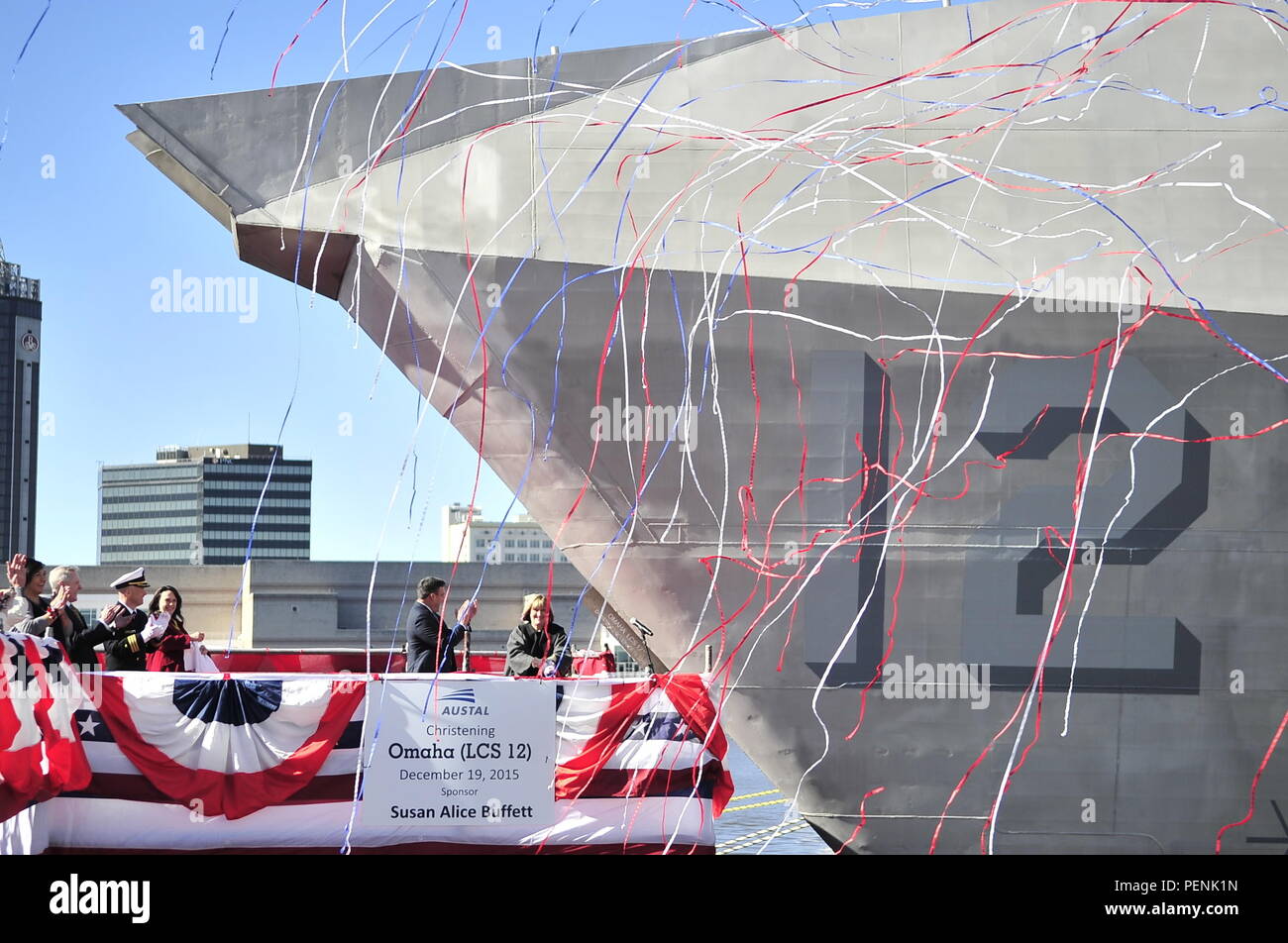 151219-N-oder 477-130 Mobile, Ala (31. 19, 2015) Susan A. Buffett, das Schiff ist Sponsor des Littoral Combat Ship Pre-Commissioning Unit, Omaha (LCS 12), bricht eine Flasche über Bug des Schiffes während einer Taufe in Austal USA Werft in Mobile, Ala (U.S. Marine Foto von Mass Communication Specialist 1. Klasse Michael C. Barton/Freigegeben) Stockfoto