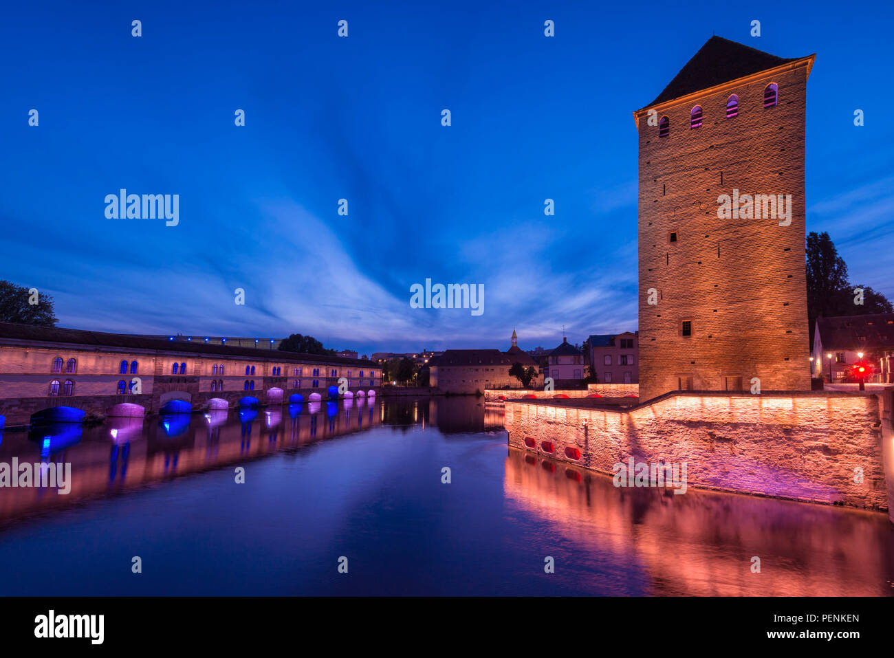 Ponts Couverts und Barrage Vauban über kranke Canal bei Sonnenuntergang, Straßburg, Elsaß, Bas-Rhin, Frankreich Stockfoto