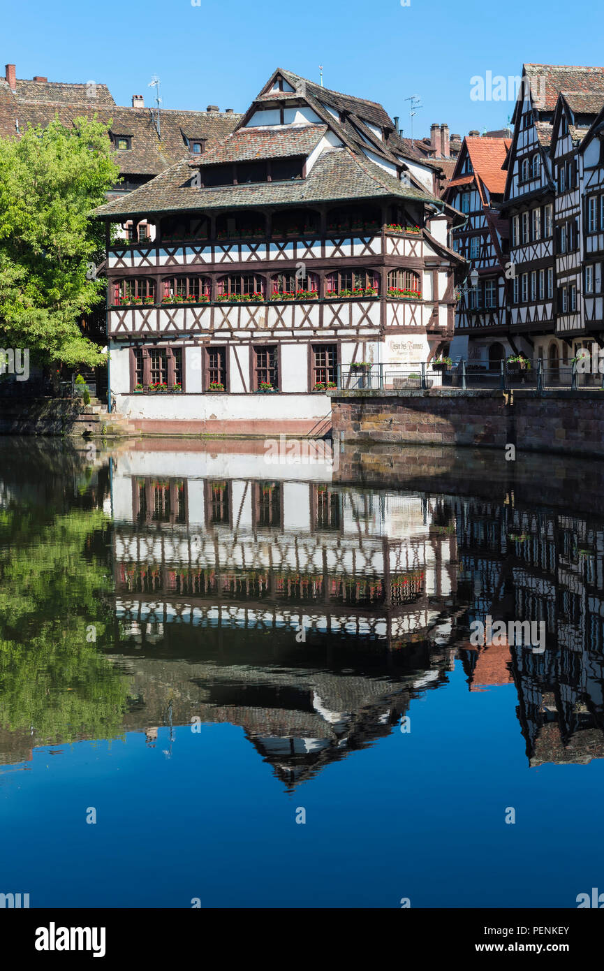 Maison Les und Fachwerkhäusern entlang der Ill Canal, Petite France, Straßburg, Elsaß, Bas-Rhin, Frankreich Stockfoto