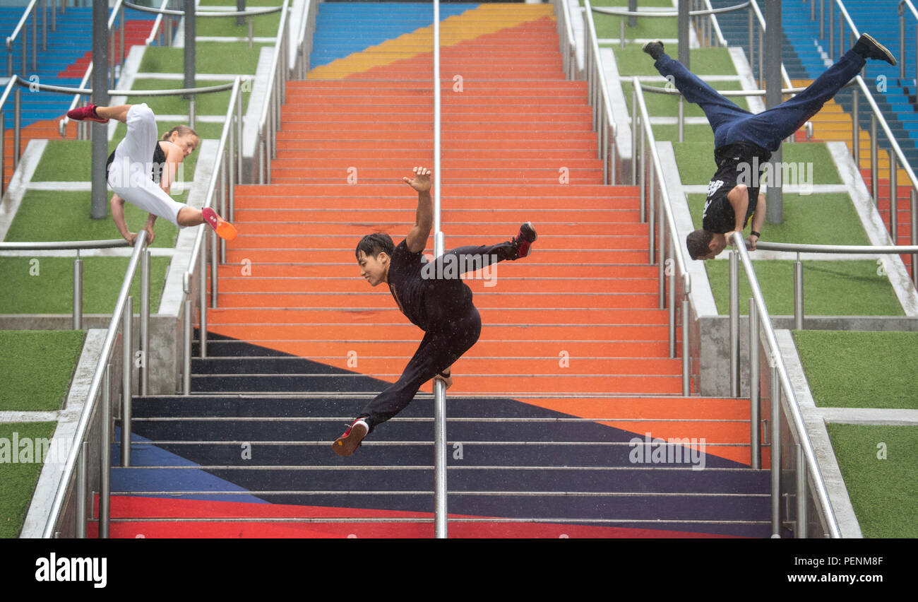 Leute die Parkour außerhalb Wembley Stadion in London, vor dem Rendezvous Internationale Parkour Sammeln XIII 2018 im Wembley Park am 18.-19. August Wochenende. Stockfoto