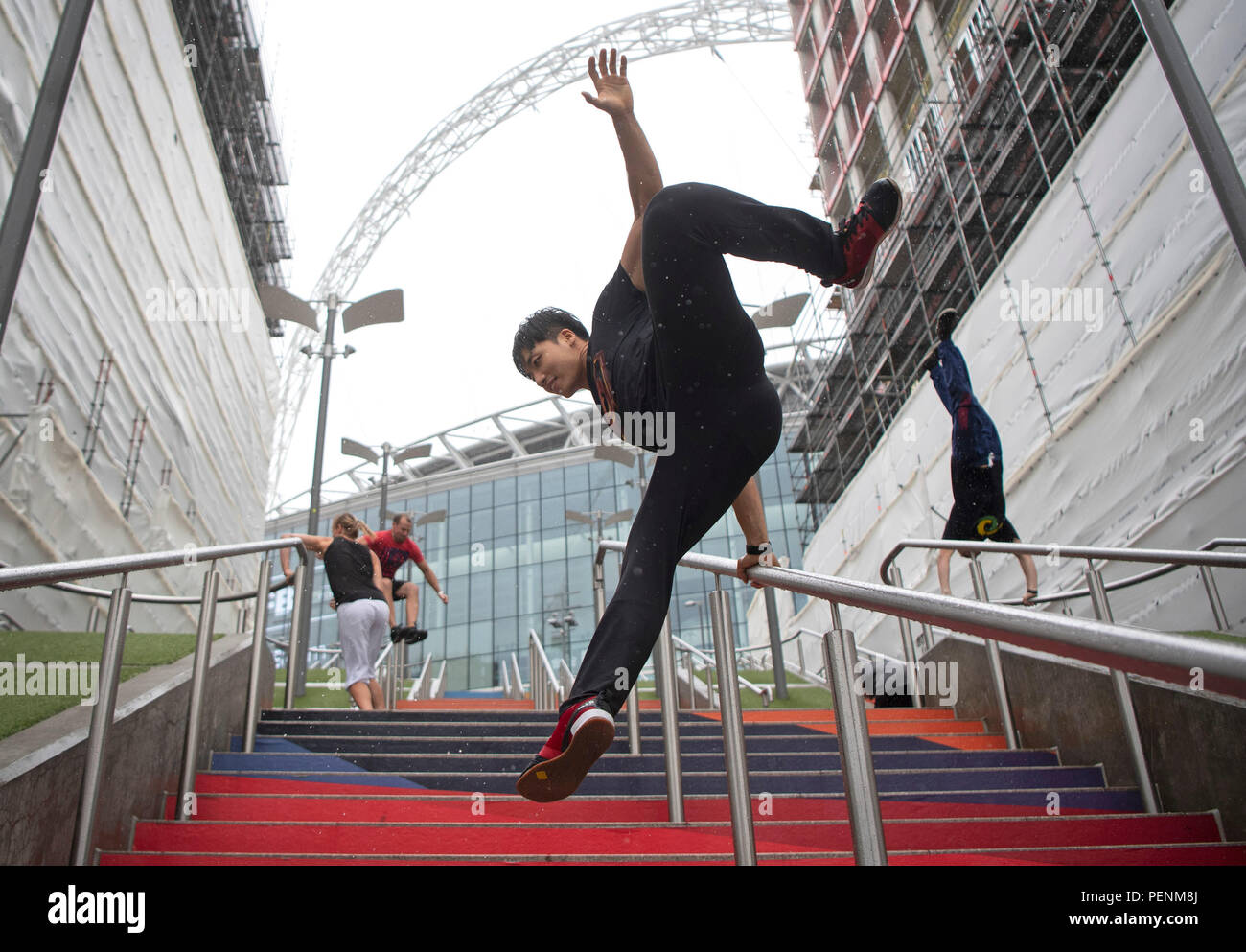 Leute die Parkour außerhalb Wembley Stadion in London, vor dem Rendezvous Internationale Parkour Sammeln XIII 2018 im Wembley Park am 18.-19. August Wochenende. Stockfoto