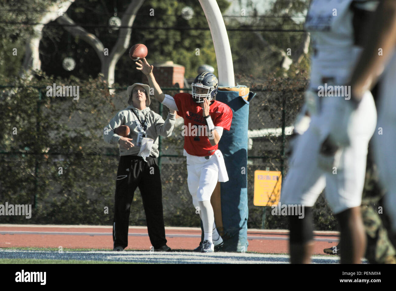 Messias deWeaver Releases einen Pass während der Praxis an die Semper Fidelis All-American Bowl 2016 im Fuller College Praxis Feld am Dez. 30, 2015. Das Marine Corps Fürsprecher für High - High School Athleten und Ansichten der Semper Fidelis Fußball-Programm als eine Gelegenheit, eine starke Verbindung mit Amerikas Jugend zu schaffen. "Ich hoffe, dass viel Wissen aus der Marines und auf dem Fußballfeld zu gewinnen. Also für beide Aspekte, ich bin hier, um zu lernen und ein Schwamm die ganze Woche werden", sagte deWeaver. Er ist ein Quarterback für Wayne High School in Huber Heights, Ohio. (U.S. Marine Corps Foto von Cpl. Stockfoto