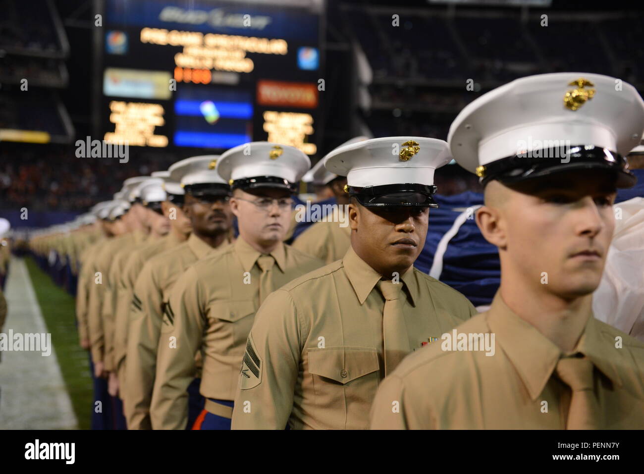 Rund 250 Marines tragen die große Fahne auf dem Gebiet der Qualcomm Stadium in San Diego, Kalifornien, während der Pre-game Show der 38th annual Holiday Bowl, 30. Dezember 2015. Die Flagge, mit einem Gewicht von 850 Pfund, erstreckt sich über das gesamte Feld und erfordert ein Minimum von 250 Personen zu unterstützen, während entfaltet. Die Marines sind mit I Marine Expeditionary Force an Marine Corps Base Camp Pendleton Marine Corps Air Station Miramar. Die Universität von Wisconsin Badgers siegreich über die University of Southern California-Trojaner mit einem Endstand von 23-21. (U.S. Marine Corps Foto von Lance Cpl. Timoth Stockfoto