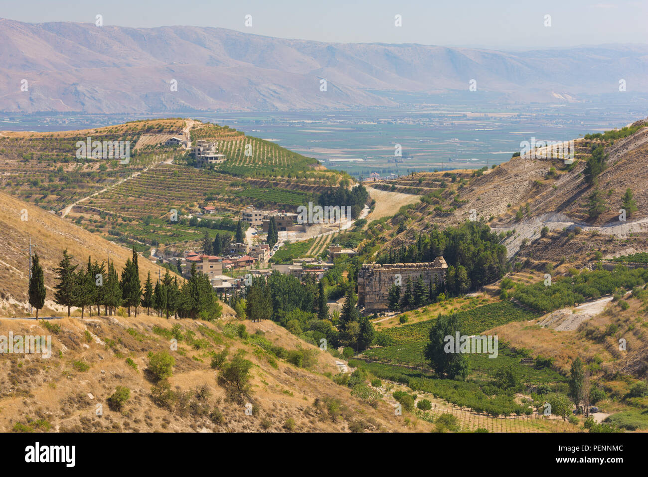 Panorama der Bekaa-Tallandschaft mit dem römischen Tempel Niha, Weinbergen und Bergen, in Zahle, Libanon Stockfoto