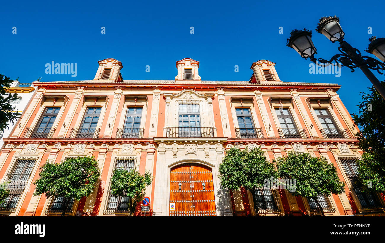 Sevilla, Spanien - 14. Juli 2018: Erzbischof's Palace in Sevilla, Palacio Arzobispal de Sevilla, am Plaza Virgen de los Reyes, Sevilla Stockfoto