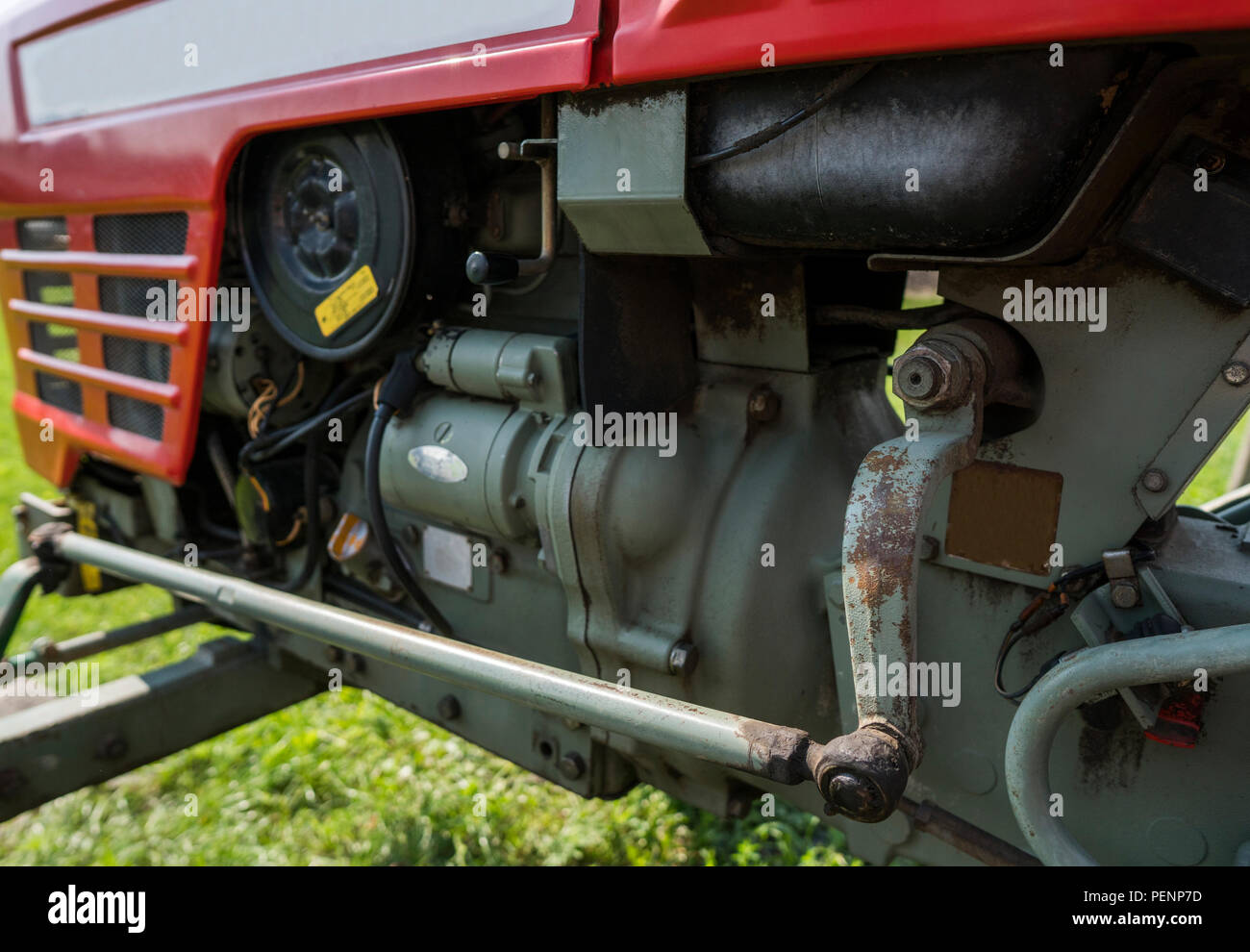 Motor Einzelheiten der kleinen roten Traktor Stockfoto