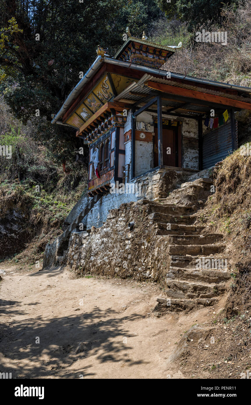 Tempel entlang der Fußweg zum Tiger Nest, Paro, Bhutan - Der kleine Tempel gebaut auf der Geburtsort von Je Khempo Geshey Guenden Rinchen, Paro, Bhuta Stockfoto