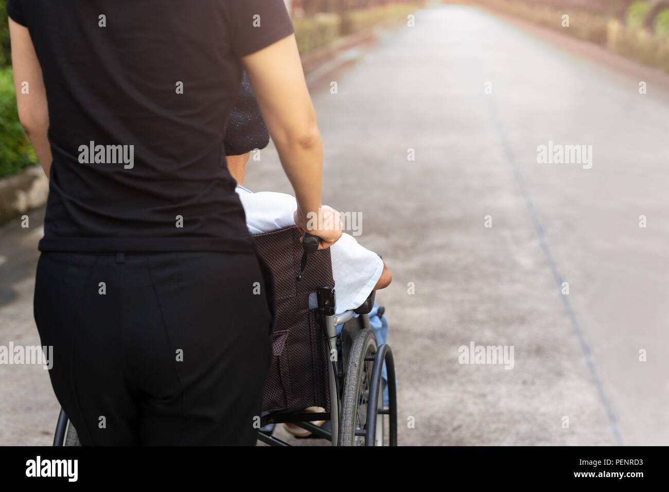 Hausmeister Ausgabe Zeit im Freien mit Patienten im Rollstuhl. Stockfoto