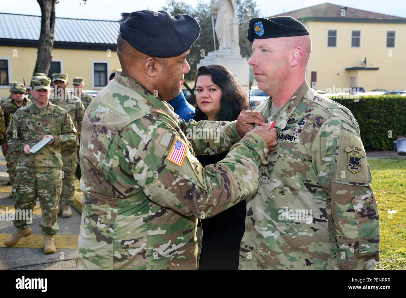 Generalmajor Darryl A. Williams, US-Armee Afrika kommandierenden General (links), präsentiert mit dem Verdienstorden Command Sgt. Maj. Jeffery T. Stitzel US-Armee Afrika/südlichen europäischen Task Force command Sergeant Major (rechts), als Maria Stitzel schaut während einer Feierstunde in der Caserma Ederle Vicenza, Italien, Jan. 8, 2016. (U.S. Armee Foto von visuellen Informationen Spezialist Paolo Bovo/Freigegeben) Stockfoto