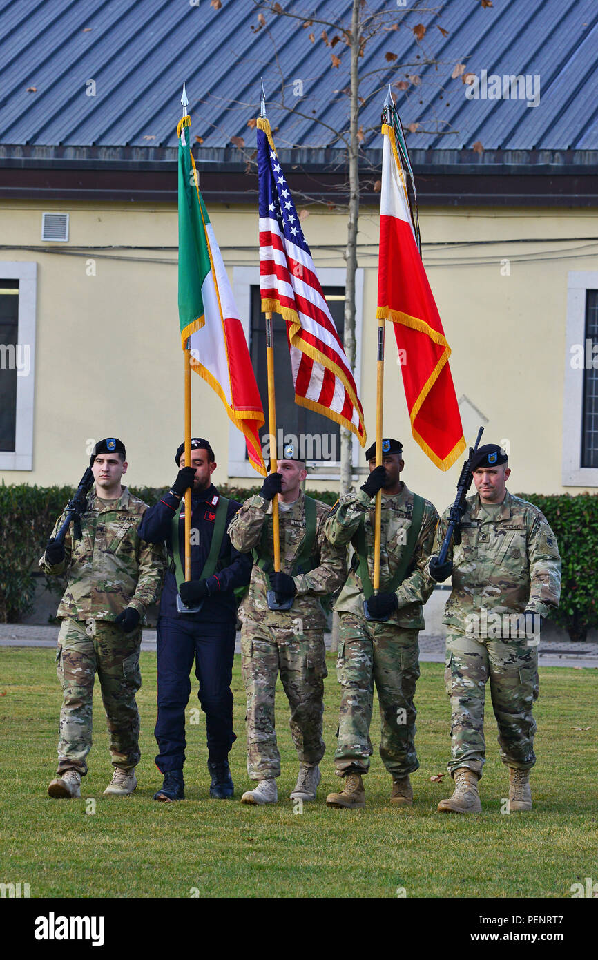 Soldaten der US-Armee Afrika/südlichen europäischen Task Force und ein Soldat aus der italienischen Carabinieri präsentieren den nationalen Flaggen von Italien und den Vereinigten Staaten sowie die Farben der USARAF/SETAF, Jan. 8, 2016, während der Übergang der Verantwortung Zeremonie an Caserma Carlo Ederle, Vicenza, Italien. (U.S. Armee Foto von visuellen Informationen Spezialist Paolo Bovo/freigegeben) Stockfoto