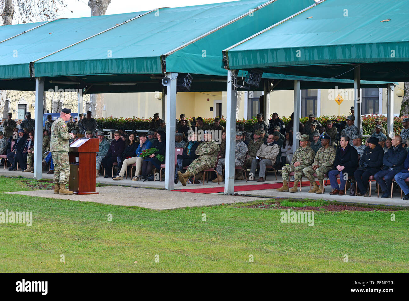 Command Sgt. Maj. Jeffery T. Stitzel, ausgehenden US-Armee Afrika/südlichen europäischen Task Force command Sergeant Major, Adressen das Publikum während der Änderung der Verantwortung Zeremonie an Caserma Ederle Vicenza, Italien, Jan. 8, 2016. (U.S. Armee Foto von visuellen Informationen Spezialist Paolo Bovo/Freigegeben) Stockfoto