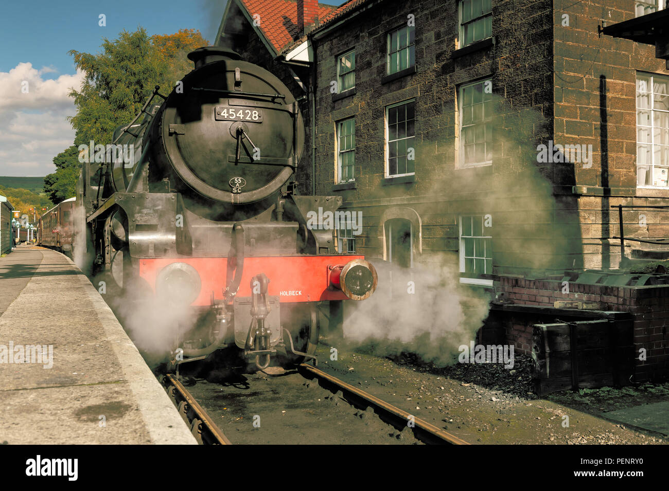 Erhaltene Lokomotive 45428 Eric Treacy Stanier Black Five Klasse steht bei Grosmont Station auf der North Yorks Moors Railway. Stockfoto