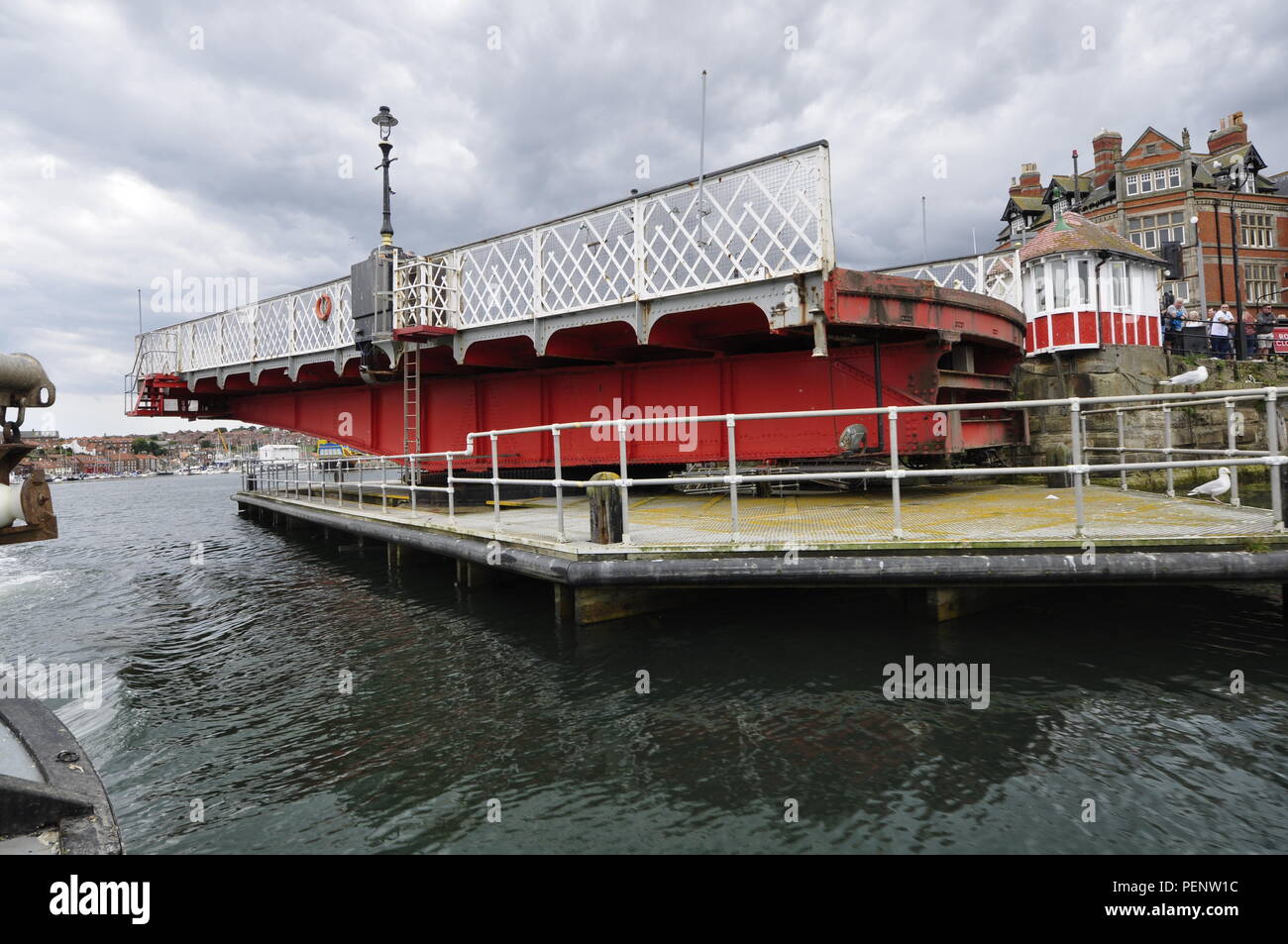 Whitby Hängebrücke über den Fluss Esk, North Yorkshire, England, Großbritannien Stockfoto