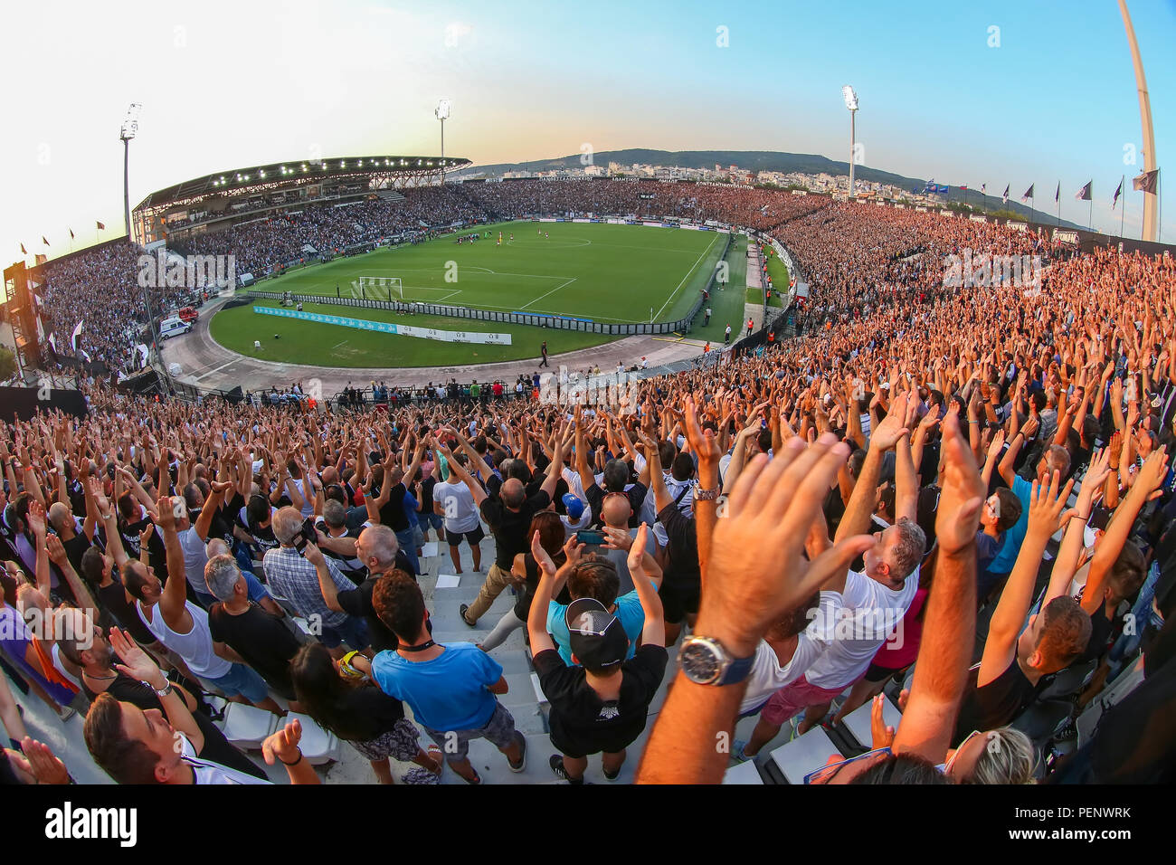 Thessaloniki, Griechenland - August 8, 2018: Blick auf den vollen Stadion hinter der Fans während der UEFA Champions League dritte qualifikationsrunde zwischen PAOK vs. Stockfoto