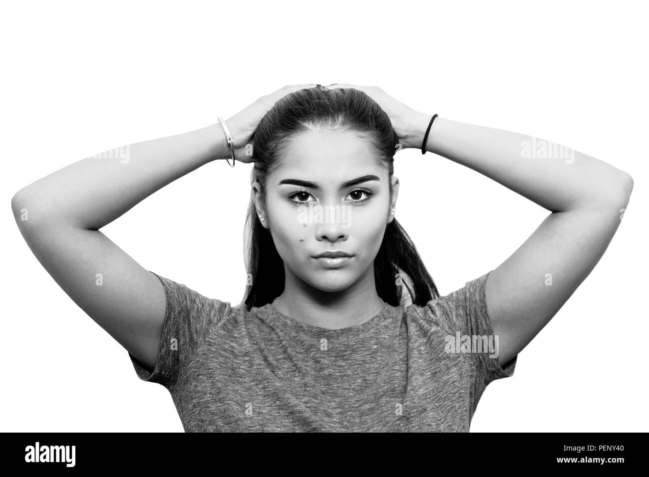 Portrait von schönen Mädchen halb Englisch halb Thai im Sport Optik in Schwarz und Weiß isoliert. Stockfoto