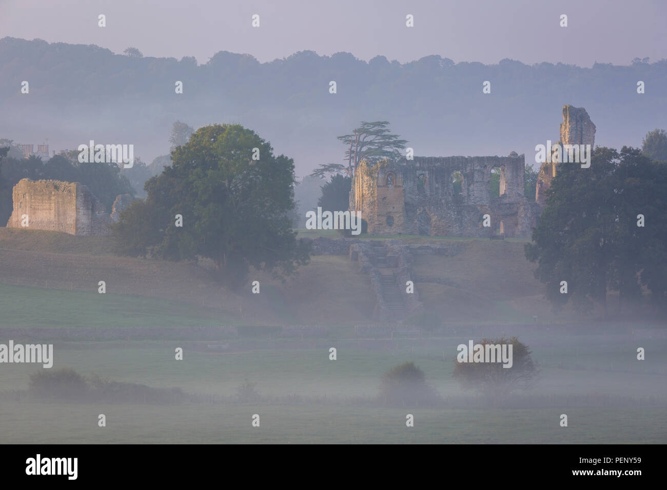 Misty Dawn über alte Sherborne Castle - Sir Walter Raleigh's Home, Sherbourne, Dorset, England Stockfoto