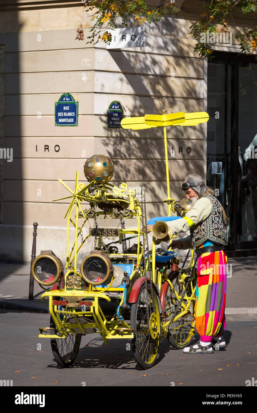 Farbenfrohen Charakter seiner Music-Playing Rikscha Taxi Neuerfindung, Marais, Paris, Frankreich, Reparatur Stockfoto