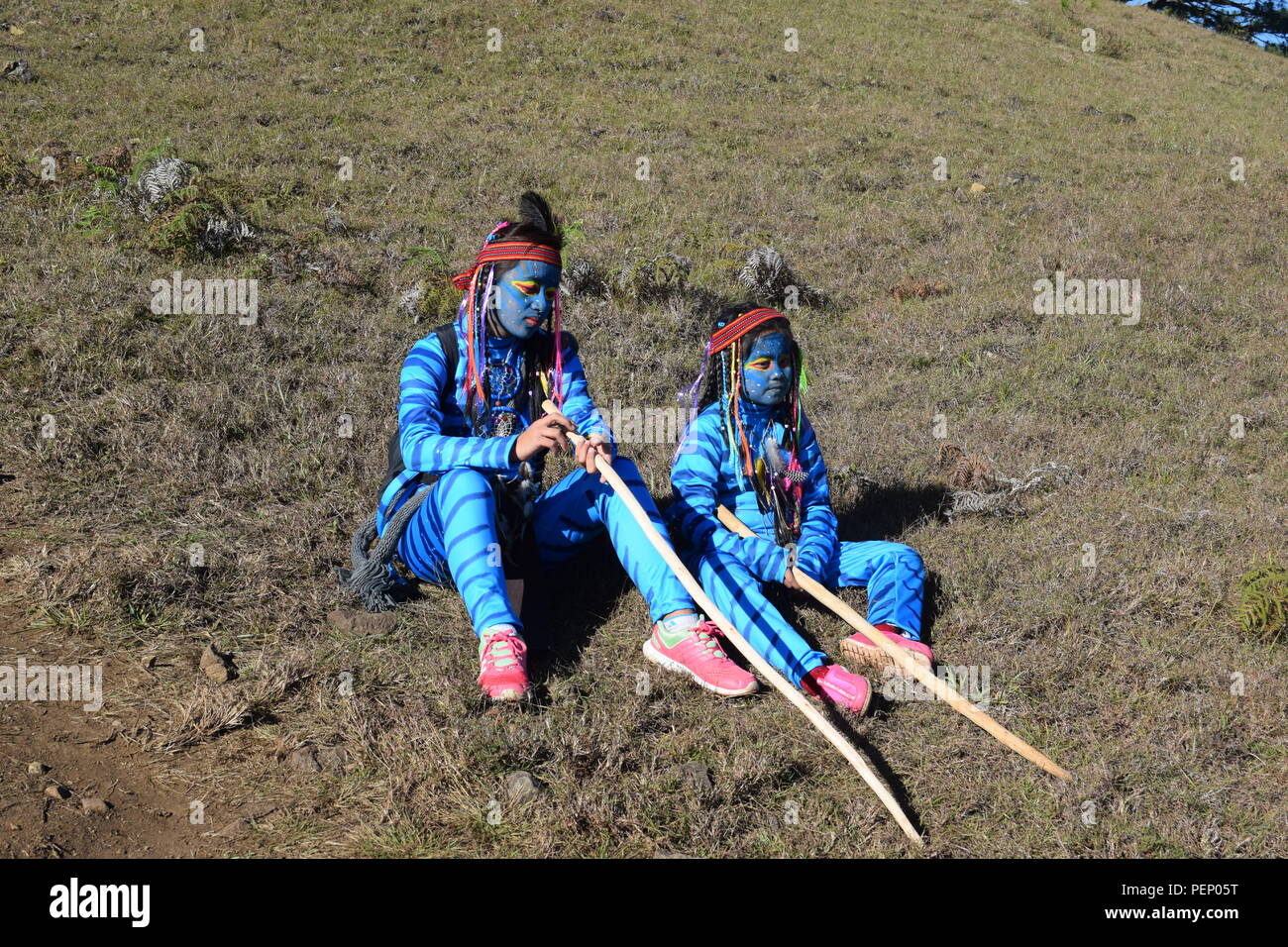 Zwei junge Avatar Mädchen und Keytiri Feytiri am Mt. Ulap und Roaming innerhalb der dichten Kiefernwald am Ampucao Sta. Fe Grate. Stockfoto