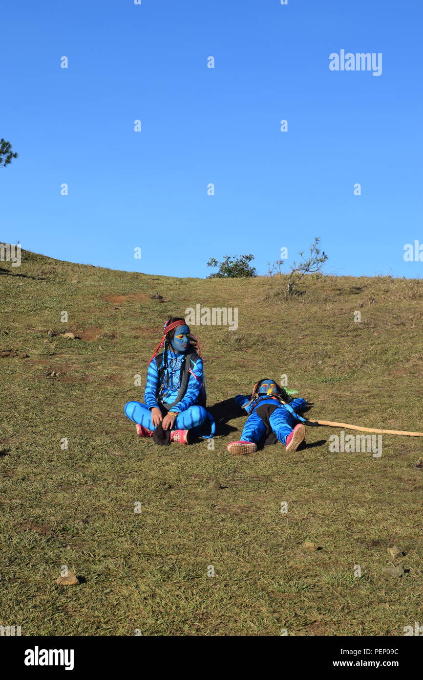 Zwei junge Avatar Mädchen und Keytiri Feytiri am Mt. Ulap und Roaming innerhalb der dichten Kiefernwald am Ampucao Sta. Fe Grate. Stockfoto