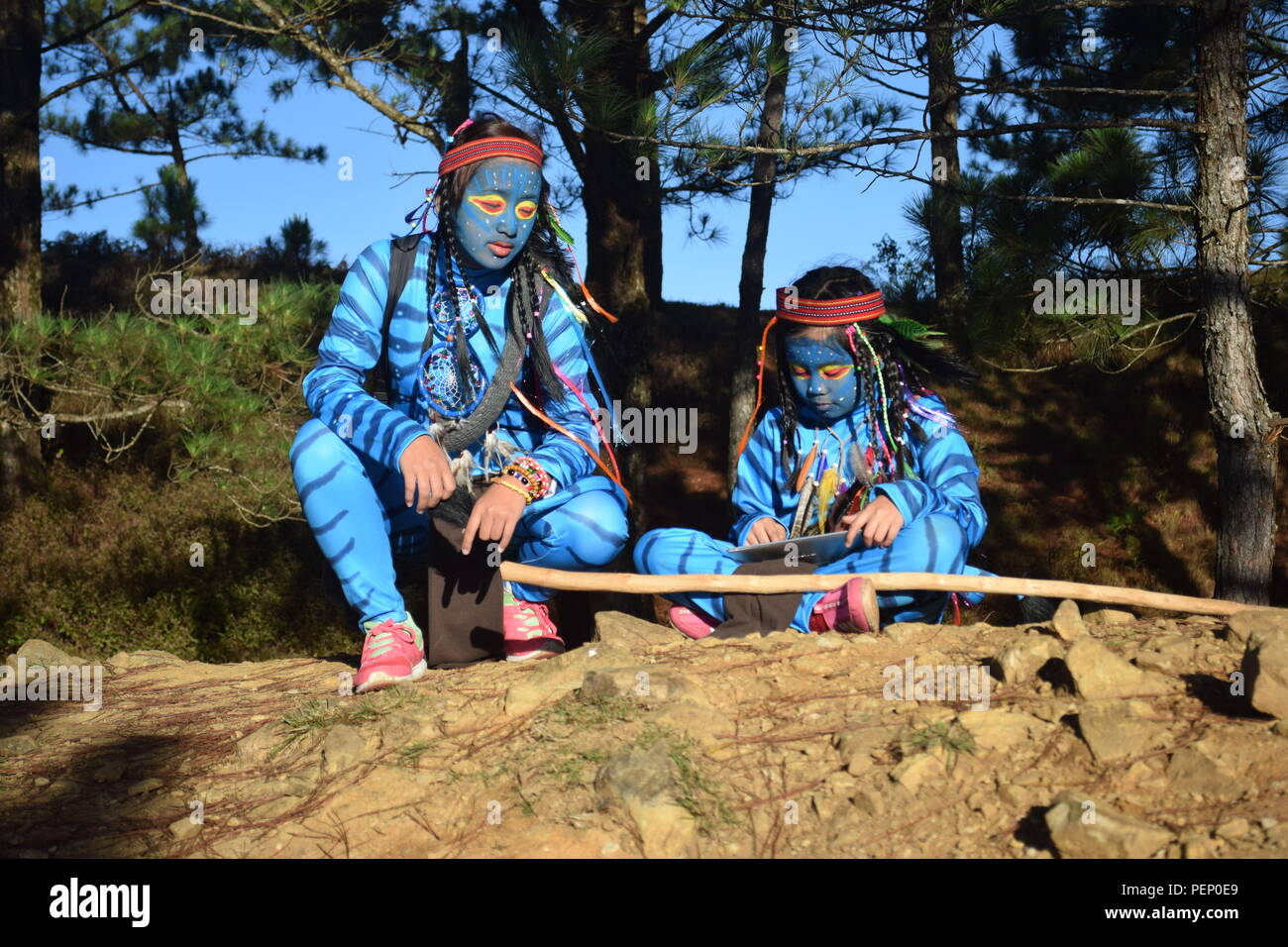 Zwei junge Avatar Mädchen und Keytiri Feytiri am Mt. Ulap und Roaming innerhalb der dichten Kiefernwald am Ampucao Sta. Fe Grate. Stockfoto