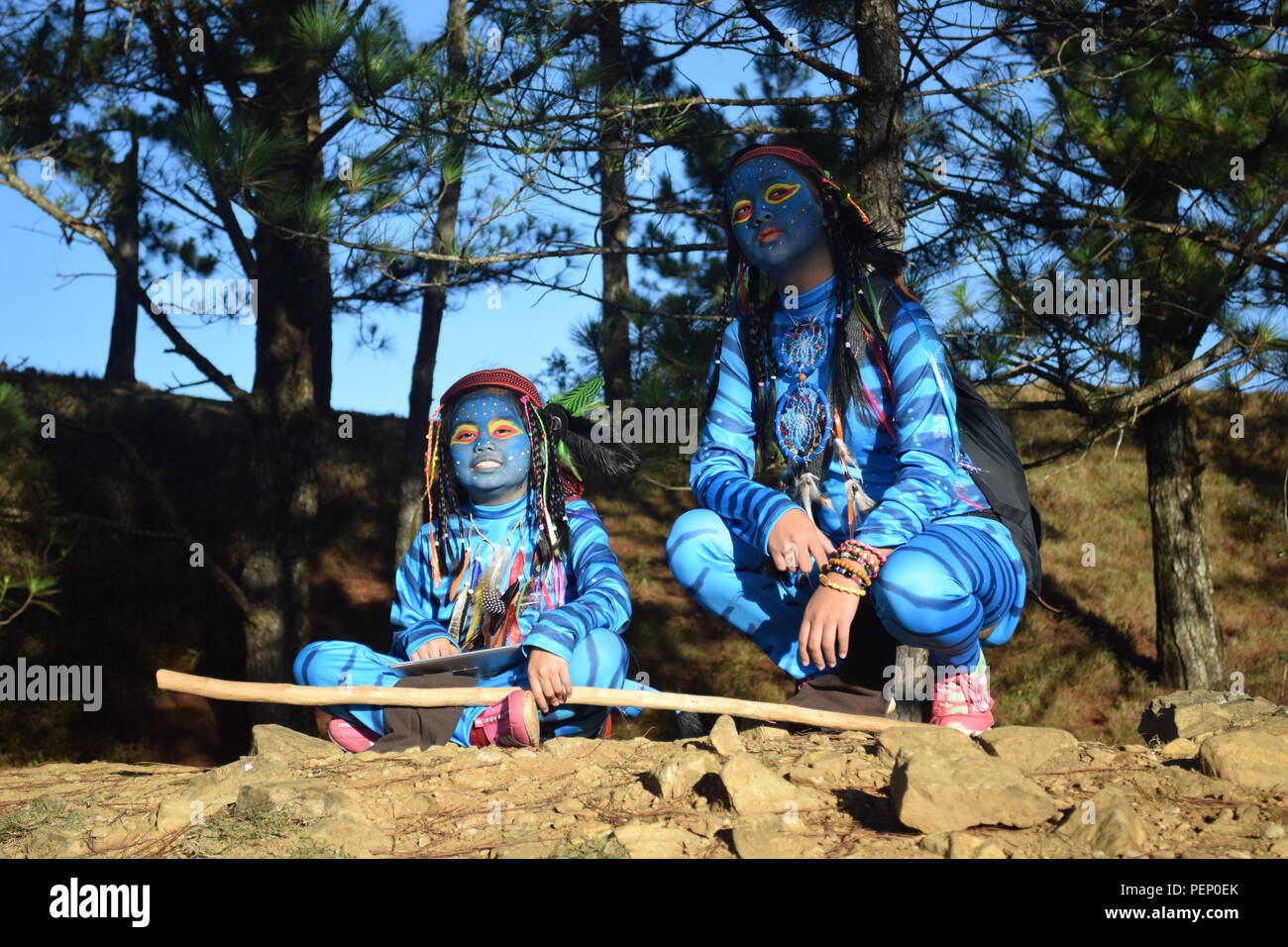 Zwei junge Avatar Mädchen und Keytiri Feytiri am Mt. Ulap und Roaming innerhalb der dichten Kiefernwald am Ampucao Sta. Fe Grate. Stockfoto