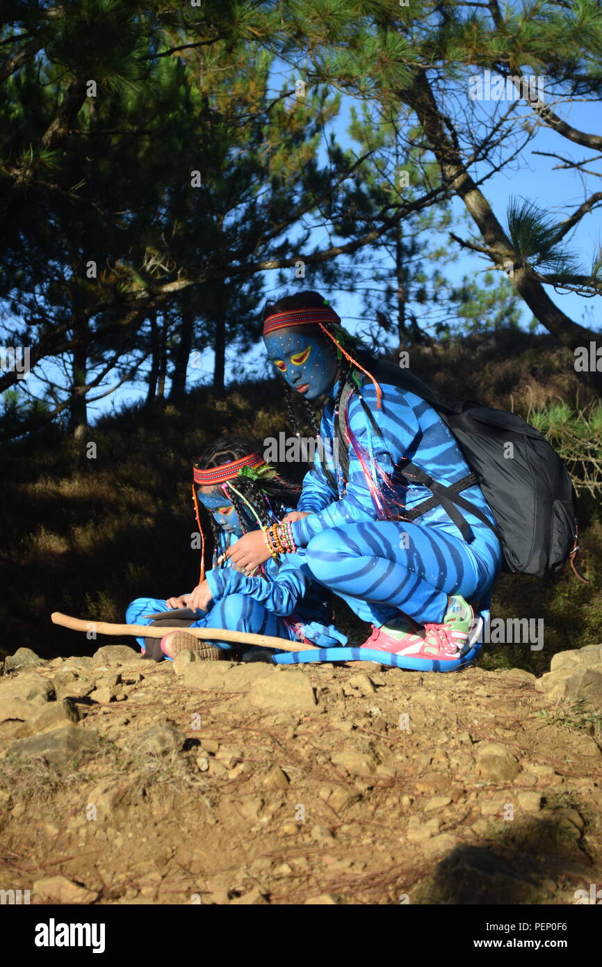 Zwei junge Avatar Mädchen und Keytiri Feytiri am Mt. Ulap und Roaming innerhalb der dichten Kiefernwald am Ampucao Sta. Fe Grate. Stockfoto