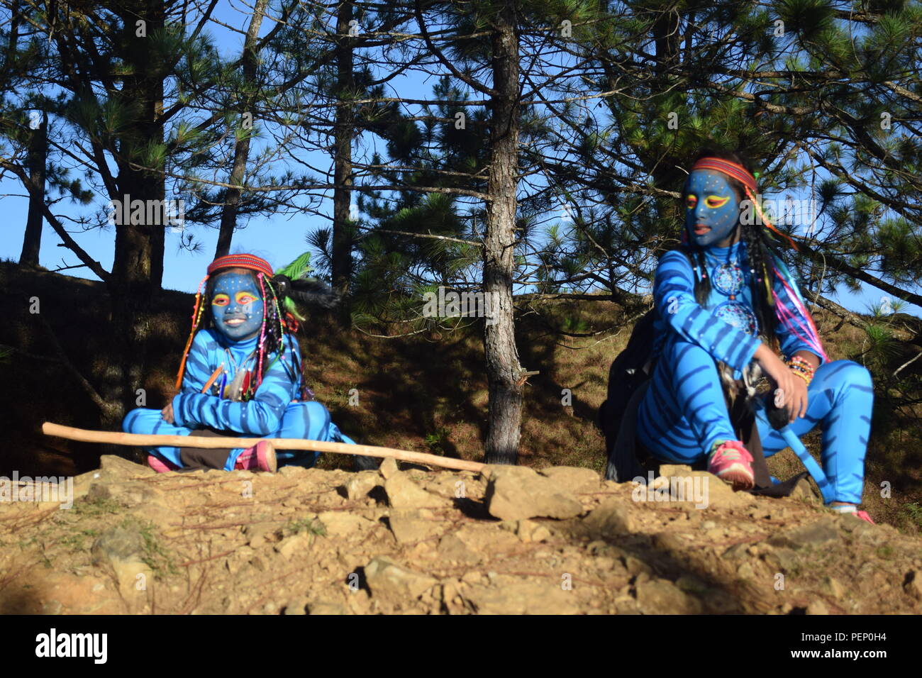 Zwei junge Avatar Mädchen und Keytiri Feytiri am Mt. Ulap und Roaming innerhalb der dichten Kiefernwald am Ampucao Sta. Fe Grate. Stockfoto