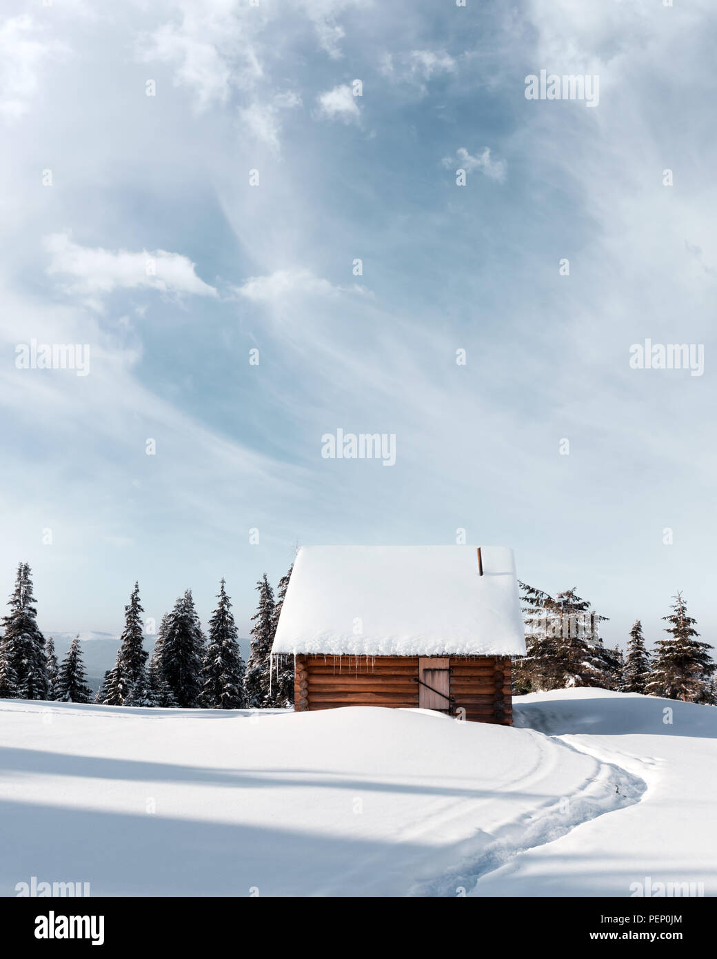 Fantastische Landschaft mit schneebedeckten Haus Stockfoto