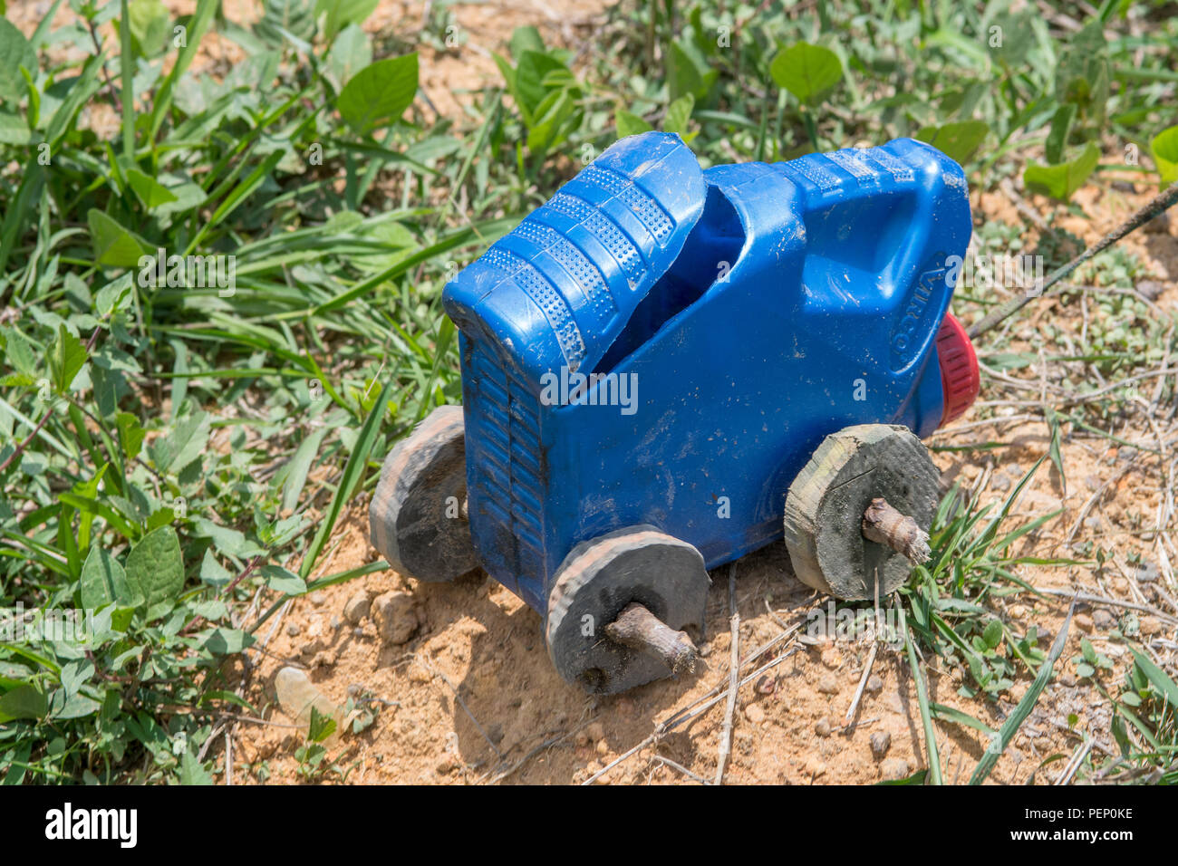 Ein spielzeugauto von Benzin auf den Boden in Ganta, Liberia können ruht  Stockfotografie - Alamy