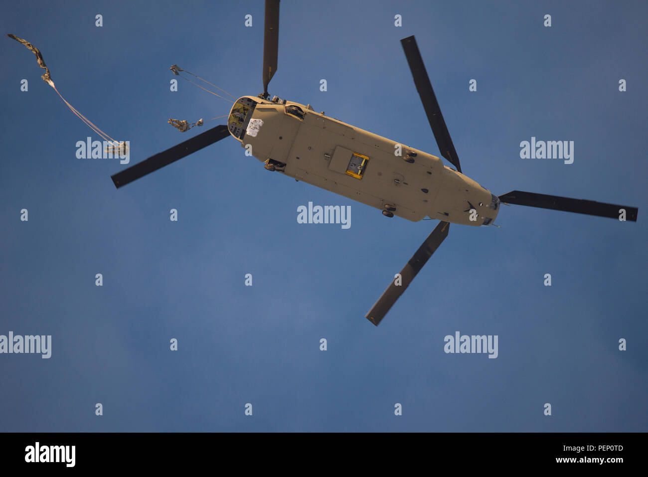 Us-Soldaten mit der 1 Bataillon 10 Special Forces Group (Airborne) Sprung von einem CH-47 Chinook Hubschrauber auf die malmsheim Drop Zone, Deutschland, Jan. 20, 2016. (U.S. Armee Foto von Eric Steen/Freigegeben) Stockfoto