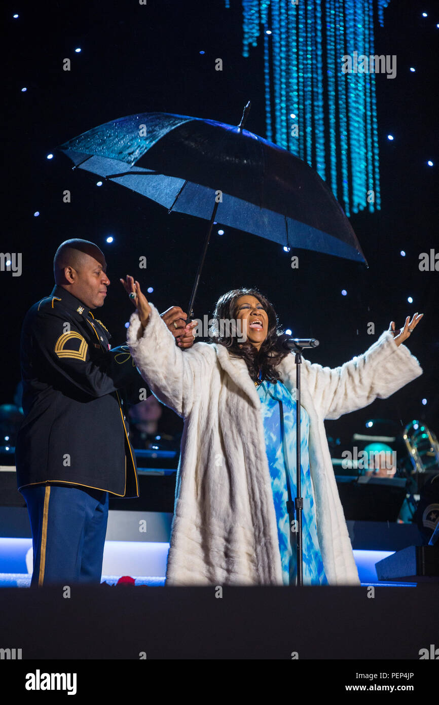 Datei: 16. Aug 2018. Aretha Franklin stirbt im Alter von 76. Foto: Sänger Aretha Franklin führt während der 91St National Christmas Tree Lighting Zeremonie auf der Ellipse südlich des Weißen Hauses in Washington, DC, USA, 06. Dezember 2013. Die Beleuchtung der Baum ist eine jährliche Tradition durch den US-Präsidenten und die erste Familie besucht. Präsident Calvin Coolidge leuchtet der erste National Christmas Tree, ein 48-Fuß-Balsam Tanne, 1923. Quelle: Jim LoScalzo/Pool über CNP/MediaPunch Credit: MediaPunch Inc/Alamy leben Nachrichten Stockfoto