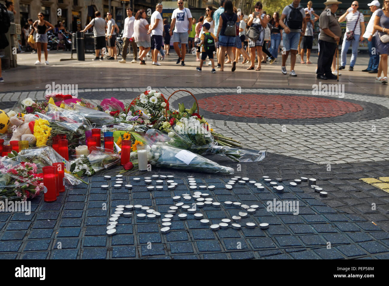 Blumen und Kerzen erinnern an die Opfer des Anschlags in Barcelona Stockfoto