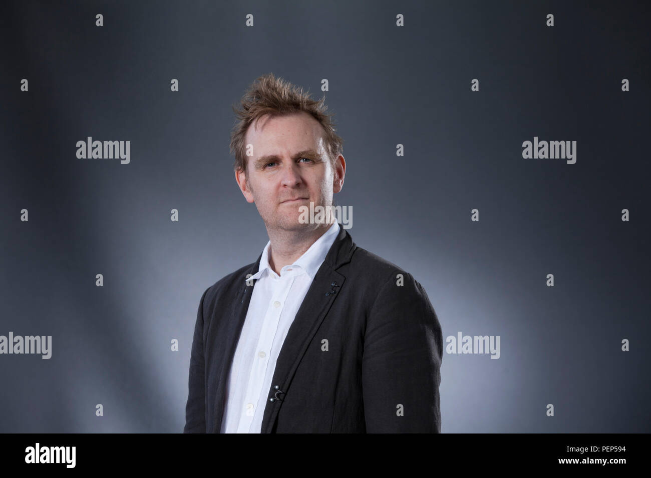 Edinburgh, Großbritannien. 16 August, 2018. Nick Harkaway & William Sutcliffe Nick Harkaway, die britische Schriftstellerin und Kommentator. William Sutcliffe ist ein britischer Schriftsteller. Dargestellt an der Edinburgh International Book Festival. Edinburgh, Schottland. Bild von Gary Doak/Alamy leben Nachrichten Stockfoto