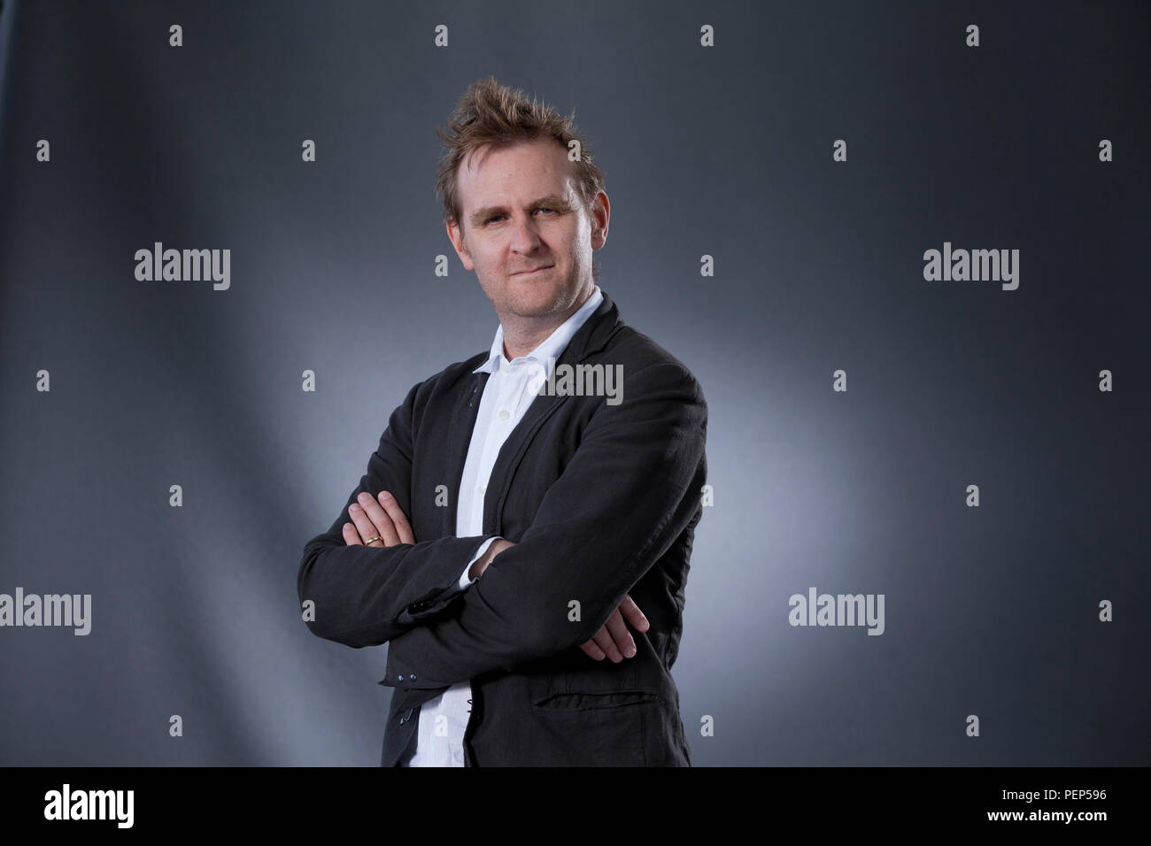 Edinburgh, Großbritannien. 16 August, 2018. Nick Harkaway & William Sutcliffe Nick Harkaway, die britische Schriftstellerin und Kommentator. William Sutcliffe ist ein britischer Schriftsteller. Dargestellt an der Edinburgh International Book Festival. Edinburgh, Schottland. Bild von Gary Doak/Alamy leben Nachrichten Stockfoto