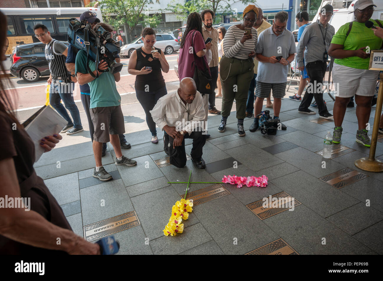 New York, USA. 16. August 2018. Ernie Spencer kniet sich vor Blumen auf den Weg des Ruhmes als Denkmal zu Aretha Franklin im berühmten Apollo Theater in Harlem in New York am Donnerstag, 16. August 2018. Die legendären Künstler Aretha Franklin starb im Alter von 76 Jahren in ihrem Haus in Detroit von Bauchspeicheldrüsenkrebs. (Â© Richard B. Levine) Credit: Richard Levine/Alamy leben Nachrichten Stockfoto