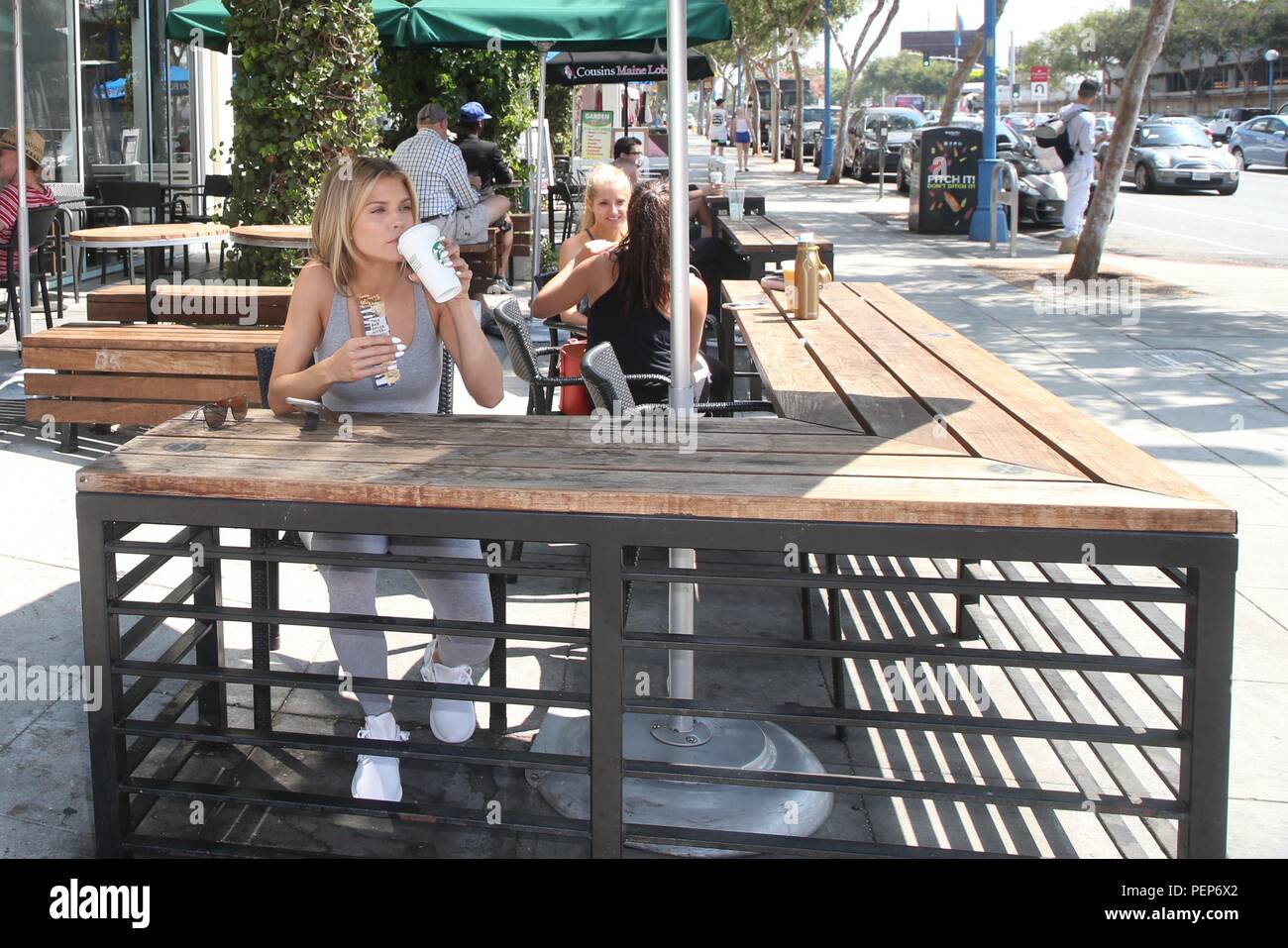 Kalifornien, USA. 16. August 2018. Schauspielerin AnnaLynne McCord verlassen ein Starbucks in West Hollywood, während Ihr Liebling diese Bar rettet Leben" Snackbar genießen. Credit: Faye Sadou/MediaPunch Credit: MediaPunch Inc/Alamy leben Nachrichten Stockfoto