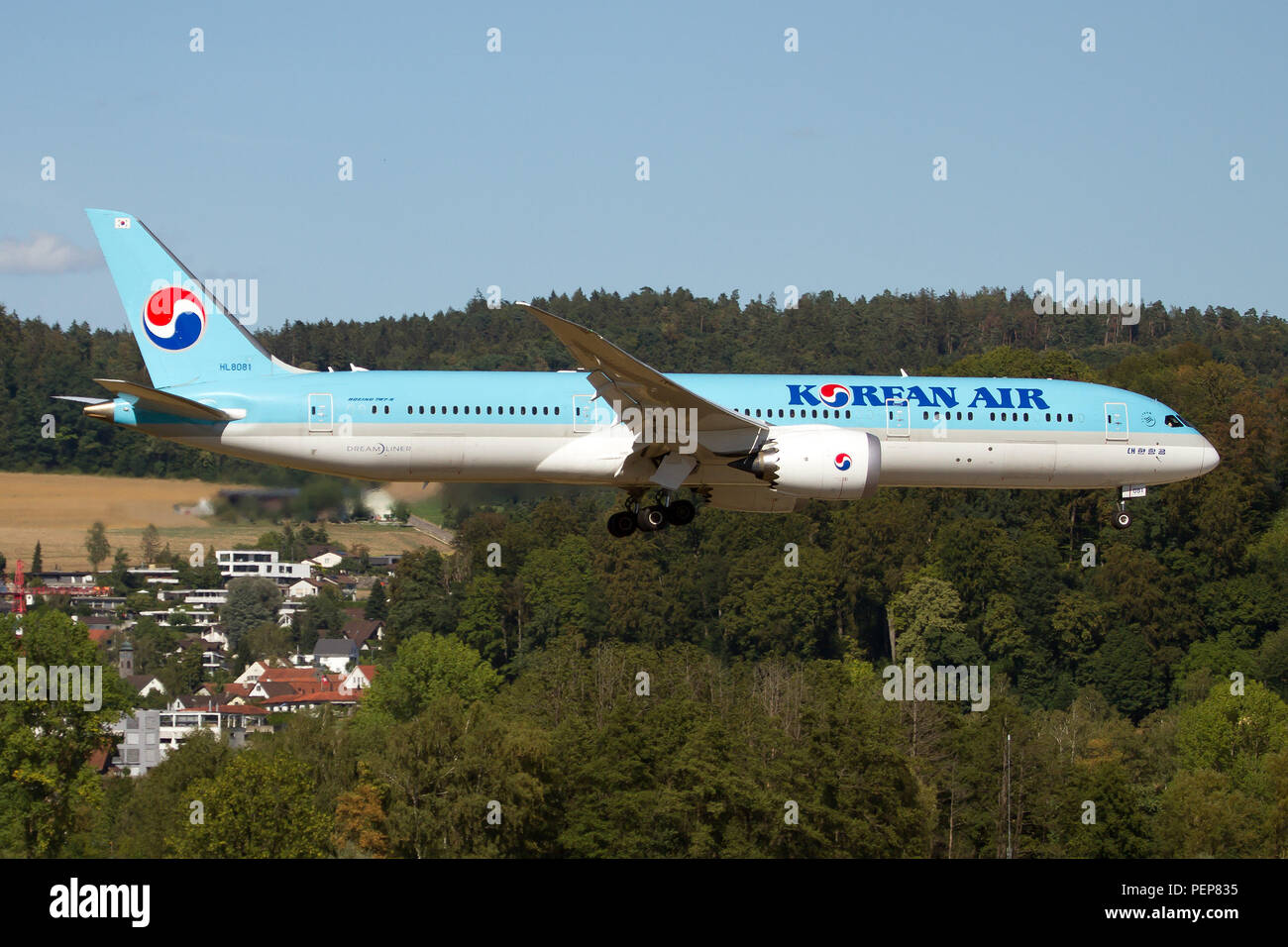 Zürich, Schweiz. 11 Aug, 2018. Korean Air Boeing 787-9 dreamliner Landung am Flughafen Zürich-Kloten. Credit: Fabrizio Gandolfo/SOPA Images/ZUMA Draht/Alamy leben Nachrichten Stockfoto