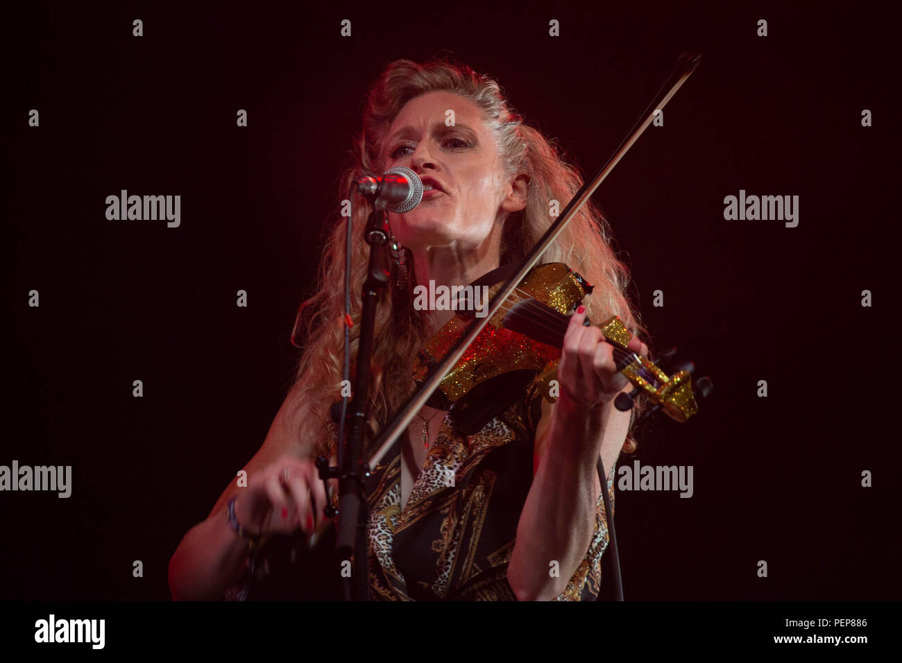 Glanusk Park, Brecon, Wales, 16. August 2018. Der erste Abend des Green man Musikfestivals in den Brecon Beacons Mountains in Wales. Der Ort ist am Tag vor dem eigentlichen Festival geöffnet. Bilder: Emma Smith von der aavantgardistischen Popgruppe Bas Jan spielt die Far Out Stage. Quelle: Rob Watkins/Alamy Live News Stockfoto