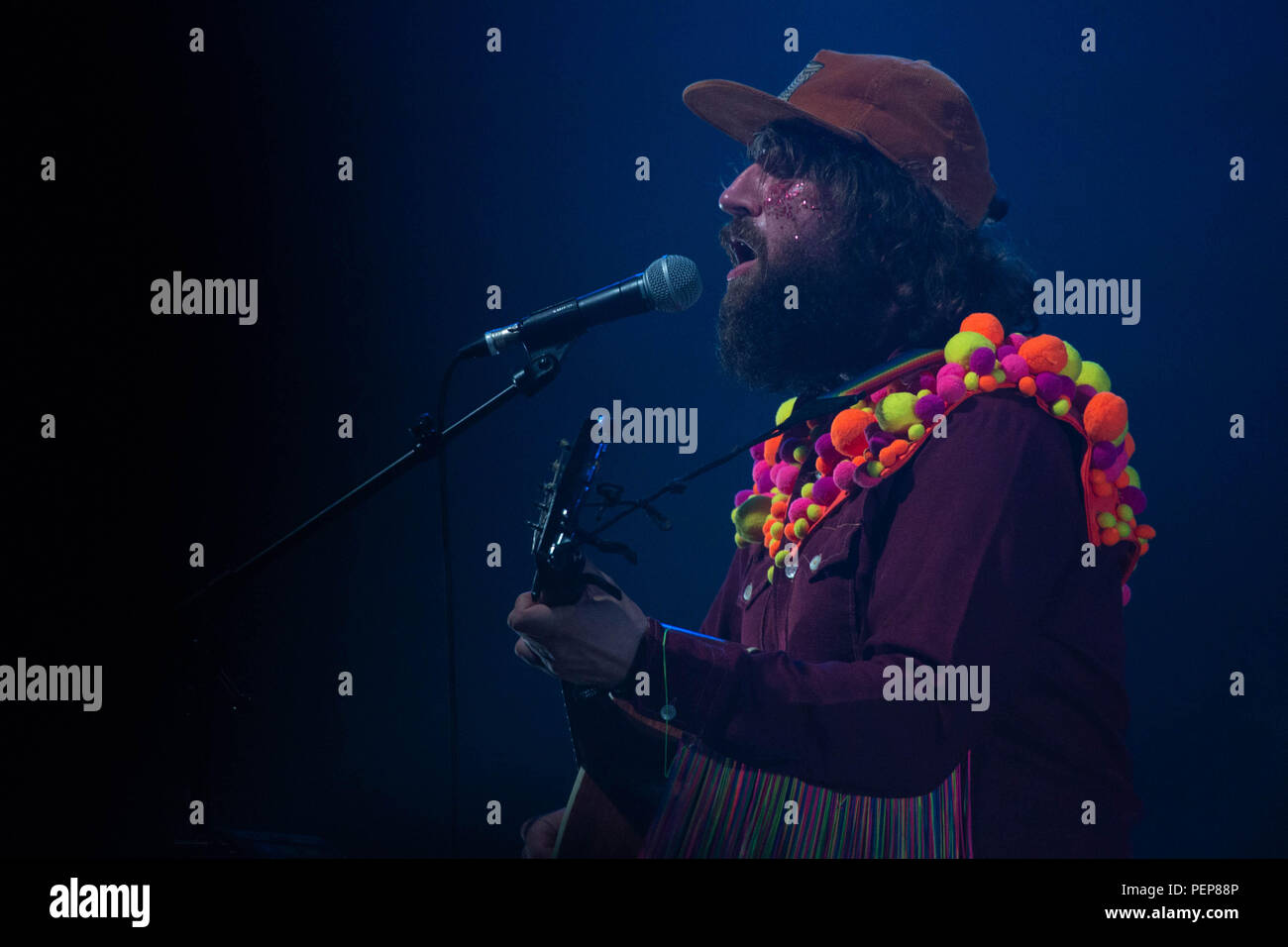 Glanusk Park, Brecon, Wales, 16. August 2018. Johnny Lynch vom schottischen Folk-Pop-Act Pictish Trail spielt das Far Out Stage Zelt. Der erste Abend des Green man Musikfestivals in den Brecon Beacons Mountains in Wales. Der Ort ist am Tag vor dem eigentlichen Festival geöffnet. Quelle: Rob Watkins/Alamy Live News Stockfoto