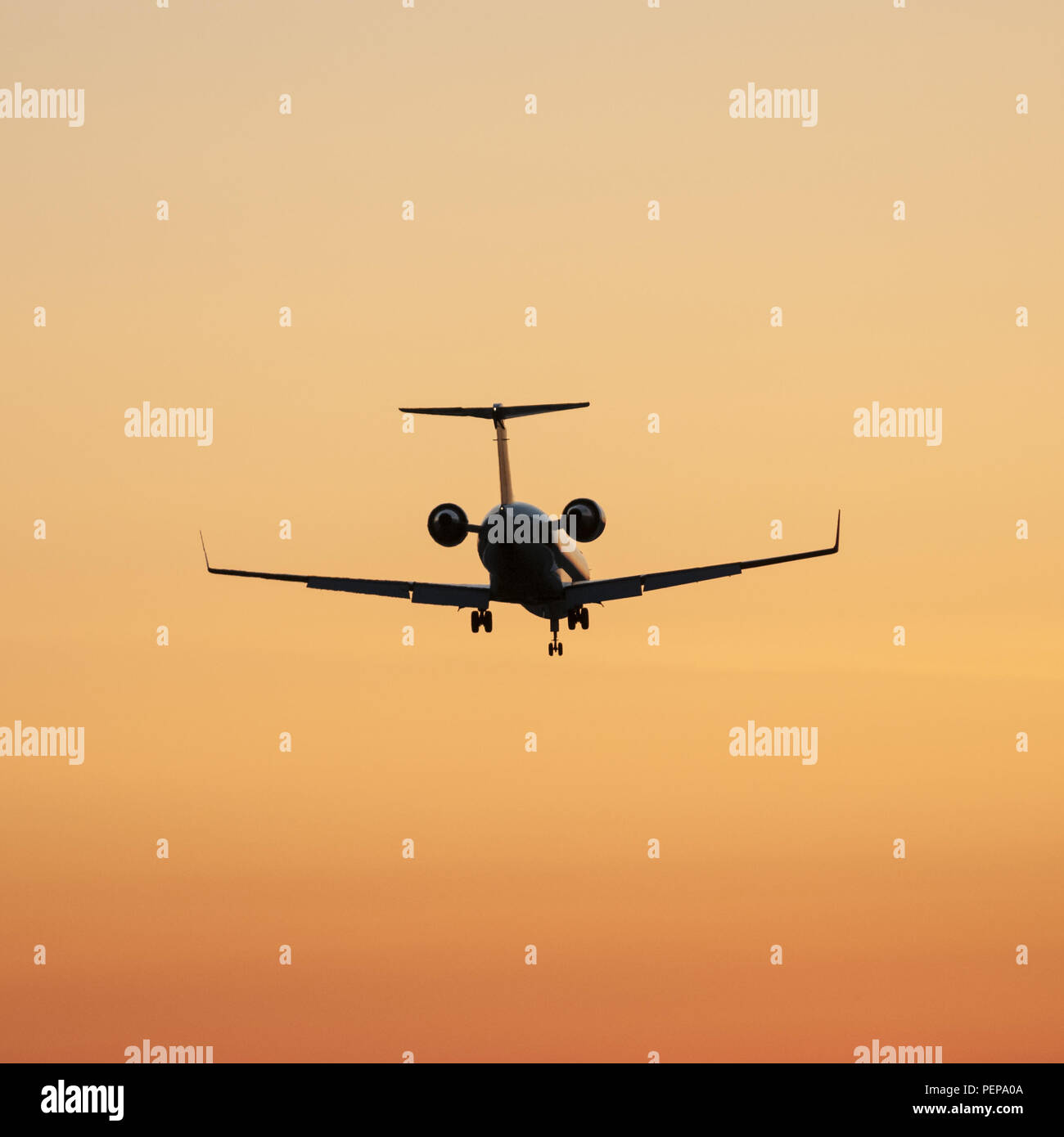 Richmond, British Columbia, Kanada. 9 Sep, 2013. Eine zweimotorige Bombardier CRJ-200er regional Airliner vom Air Canada Express Landing bei Sonnenuntergang. Credit: bayne Stanley/ZUMA Draht/Alamy leben Nachrichten Stockfoto