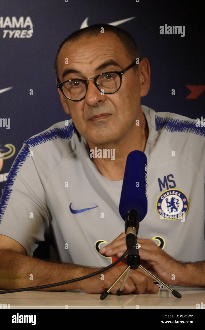 17 August, 2018 Chelsea Training Ground, Cobham, Surrey, UK Maurizio Sarri, neuen italienischen Chelsea's Football Club Manager, spricht mit dem Drücken Sie im voraus Ihre zweite Spiel der Premier League Saison - der lokalen 'derby' gegen Arsenal im am Samstag. Stockfoto