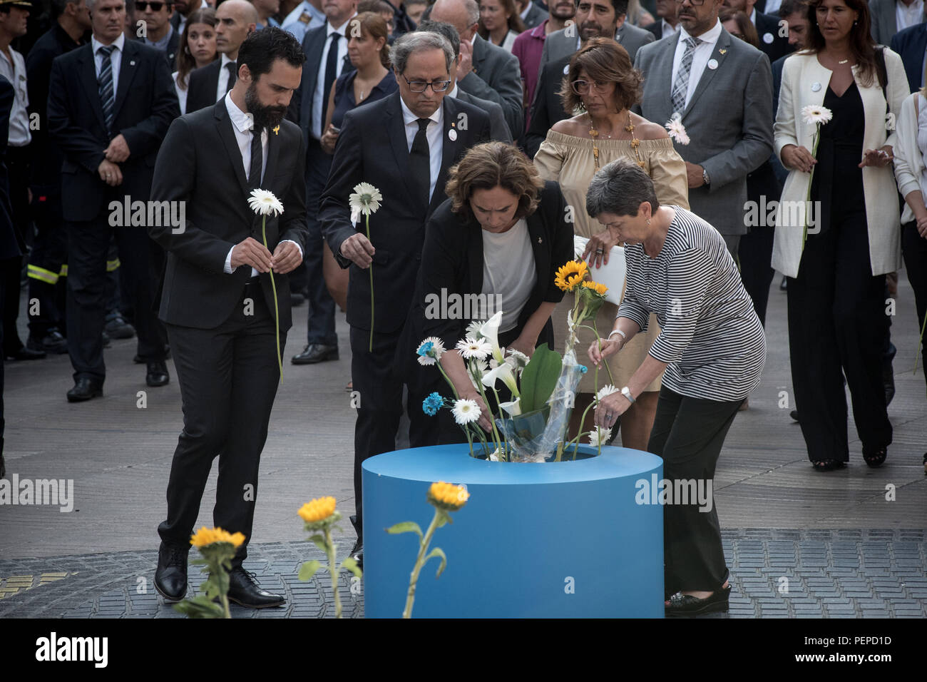 Barcelona, Spanien. 17. Aug 2018. August 17, 2018 - Barcelona, Katalonien, Spanien - Lokale Behörden Roger Torrent, Präsident des Parlaments von Katalonien, Quim Torra Präsident Kataloniens, Ada Colau, Bürgermeister und Teresa Traserra, Spaniens Regierung delegieren in Katalonien würdigen in Las Ramblas von Barcelona nach einem Jahr der Terroranschläge, die 16 Menschen getötet und verletzt mehr als 120 Wenn zwei Fahrzeuge in die Massen gestuerzt. Credit: Jordi Boixareu/Alamy leben Nachrichten Stockfoto